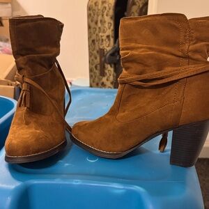 Elegant Tan Suede Heeled Boots